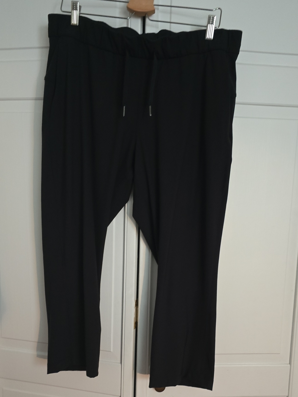 Lululemon athletica Black Elastic-Waist Capri Joggers Womens Size 12
